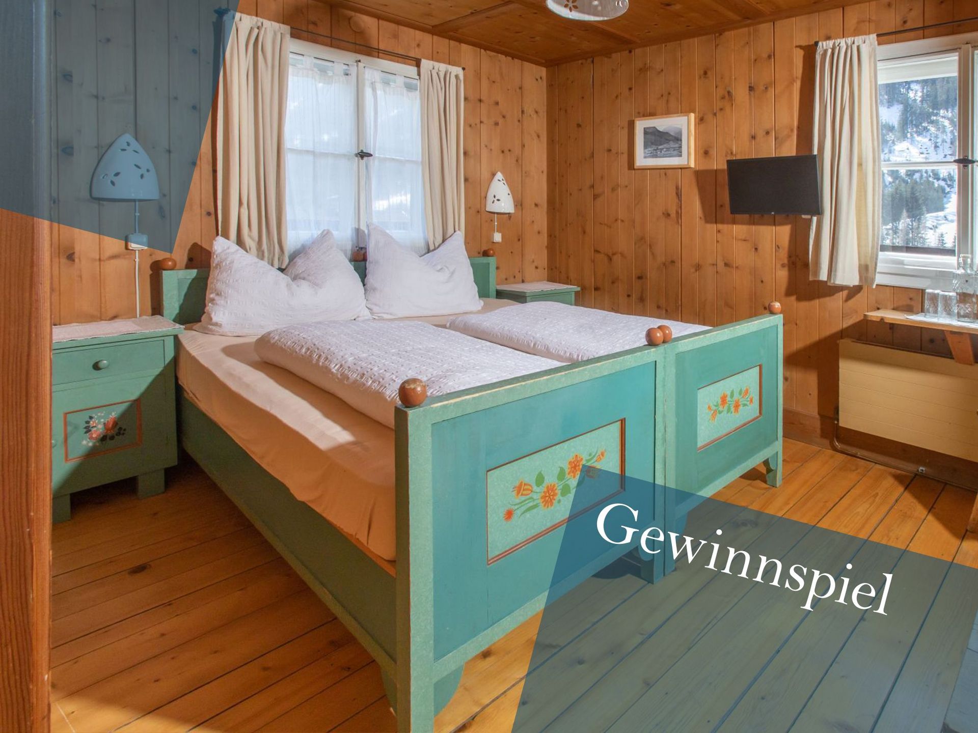 Gewinnen Sie einen Verwöhnaufenthalt im wunderschönen Bruggenwirt im Defereggental! Holzgetäfeltes Schlafzimmer mit grün gestrichenem Doppelbett und passenden Nachttischen vor zwei Fenstern mit weißen Gardinen