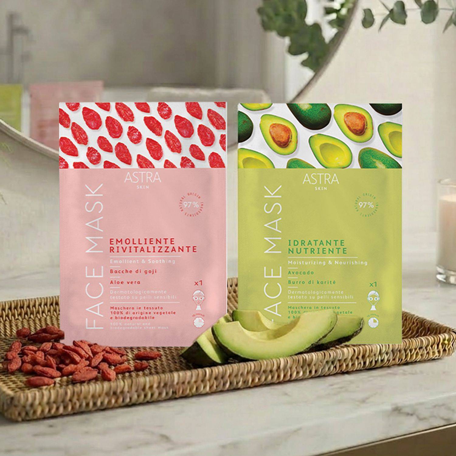 Jetzt gratis Tuchmaske beim Kauf eines Beauty-Artikels sichern! Zwei verschiedene Gesichtsmasken von ASTRA mit Goji-Beeren und Avocado auf einem Tablett neben einer Kerze