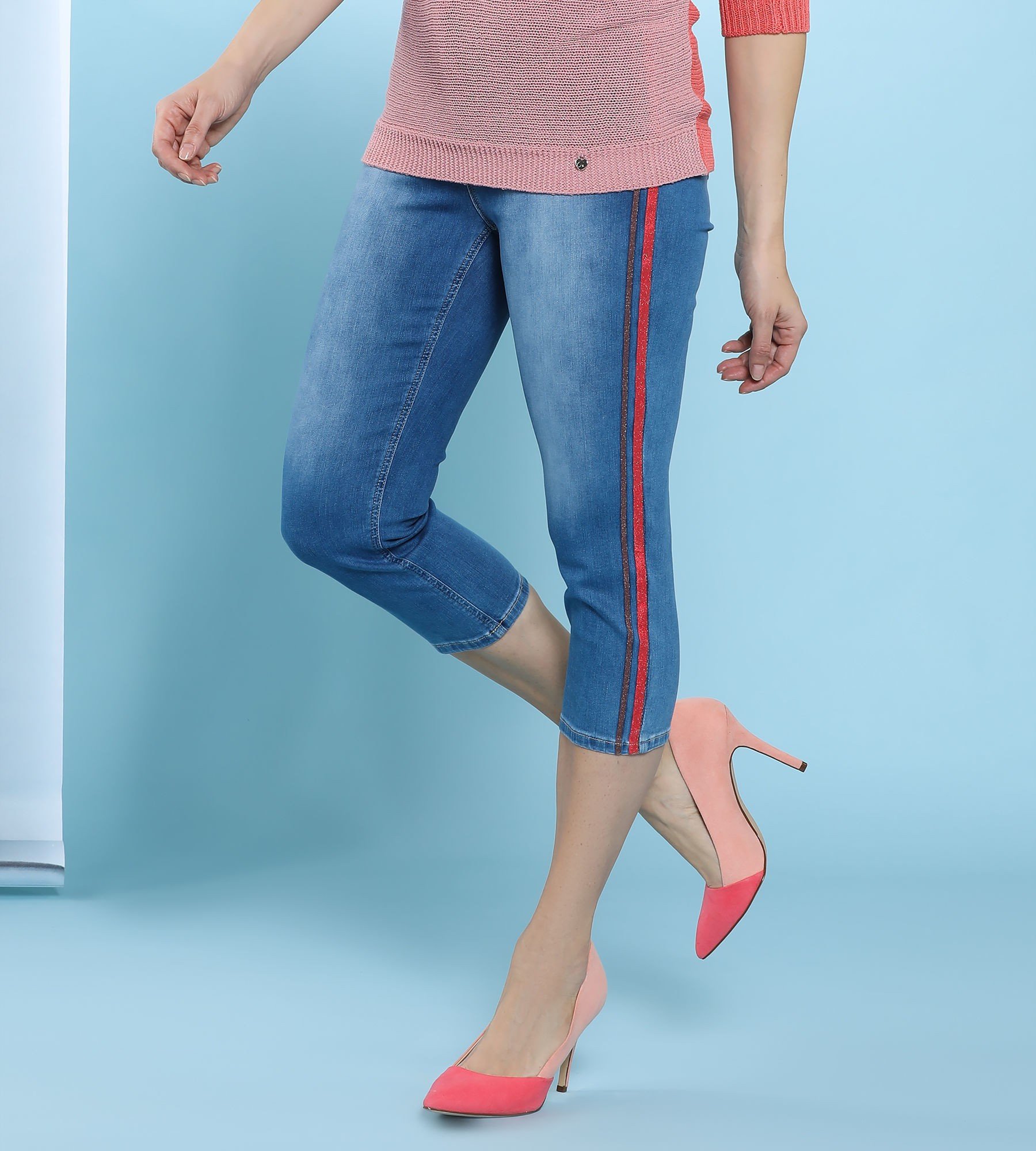 Capri Jeans mit Glitzer-Galon-Streifen - Alle Produkte - Fashion -  Christian Materne - Marken